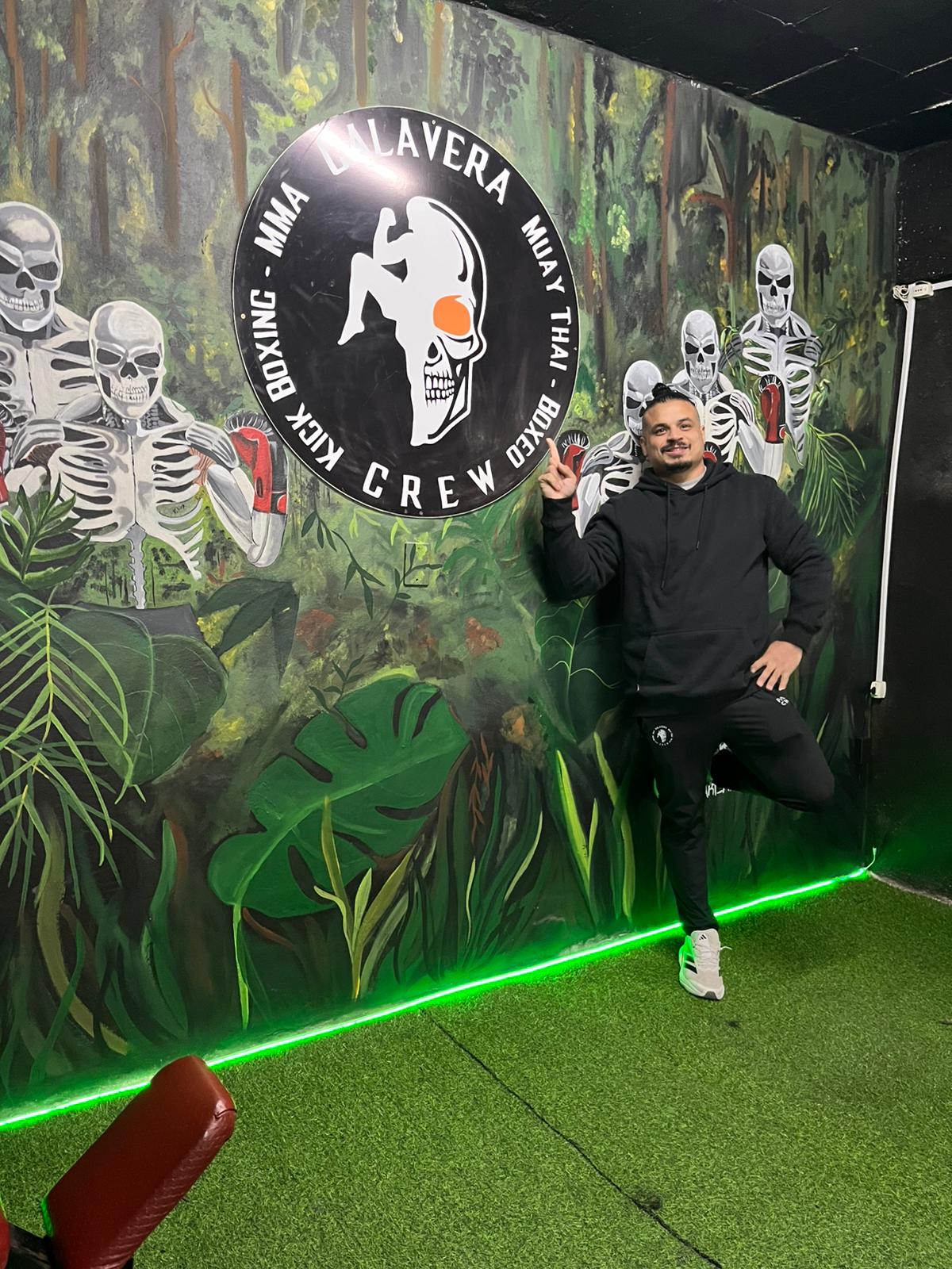 Mural de Calavera Crew en la sede, con esqueletos peleadores y el logo del equipo.