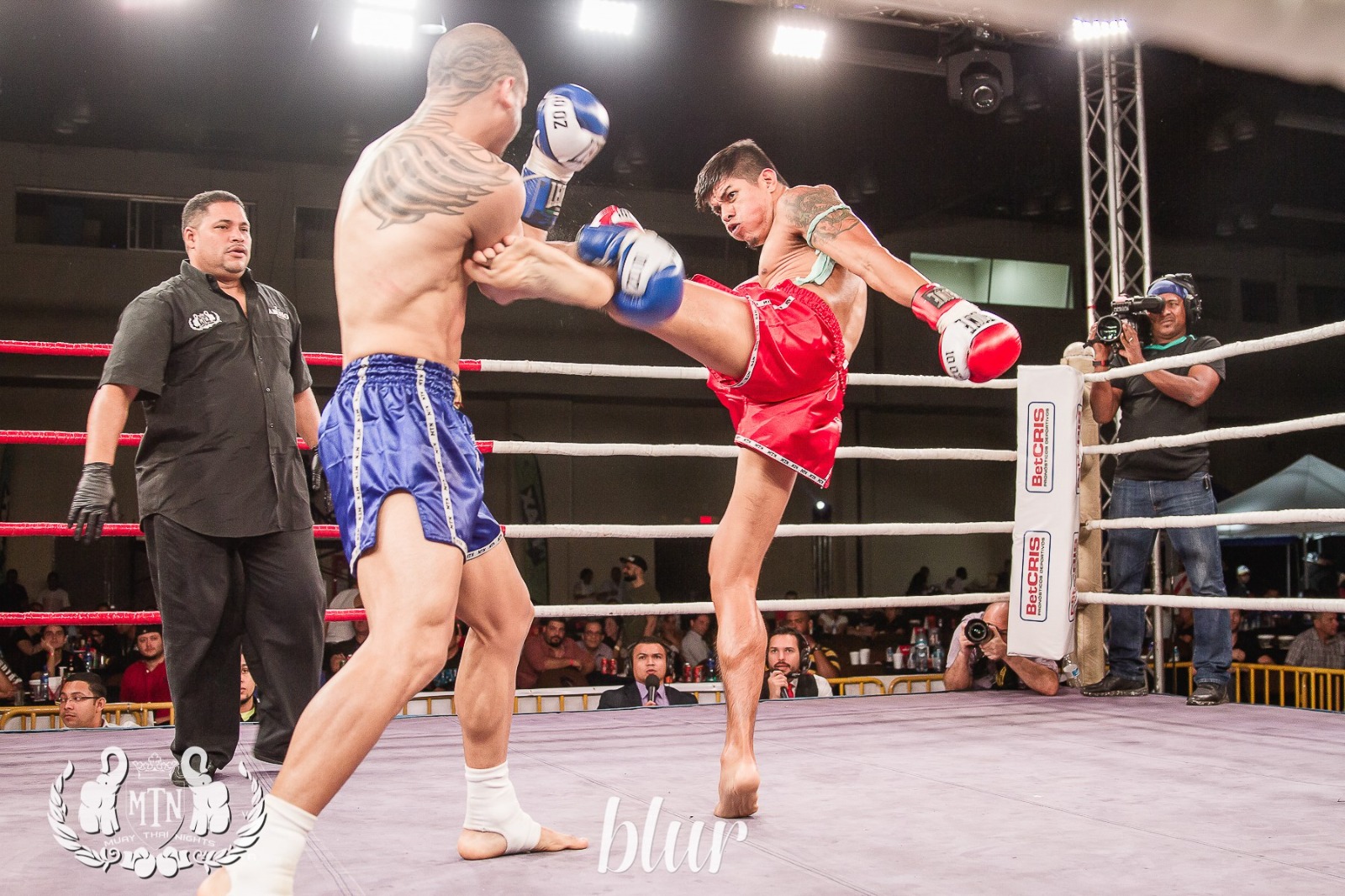 Peleador de Calavera Crew conectando una patada alta de Muay Thai en competencia.